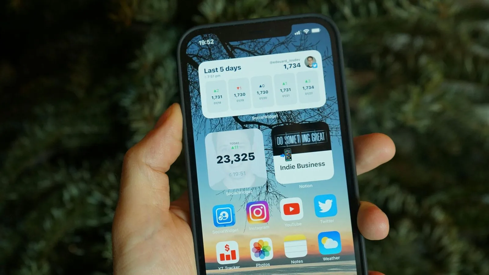 Telefon mit vielen Widgets und Nummern