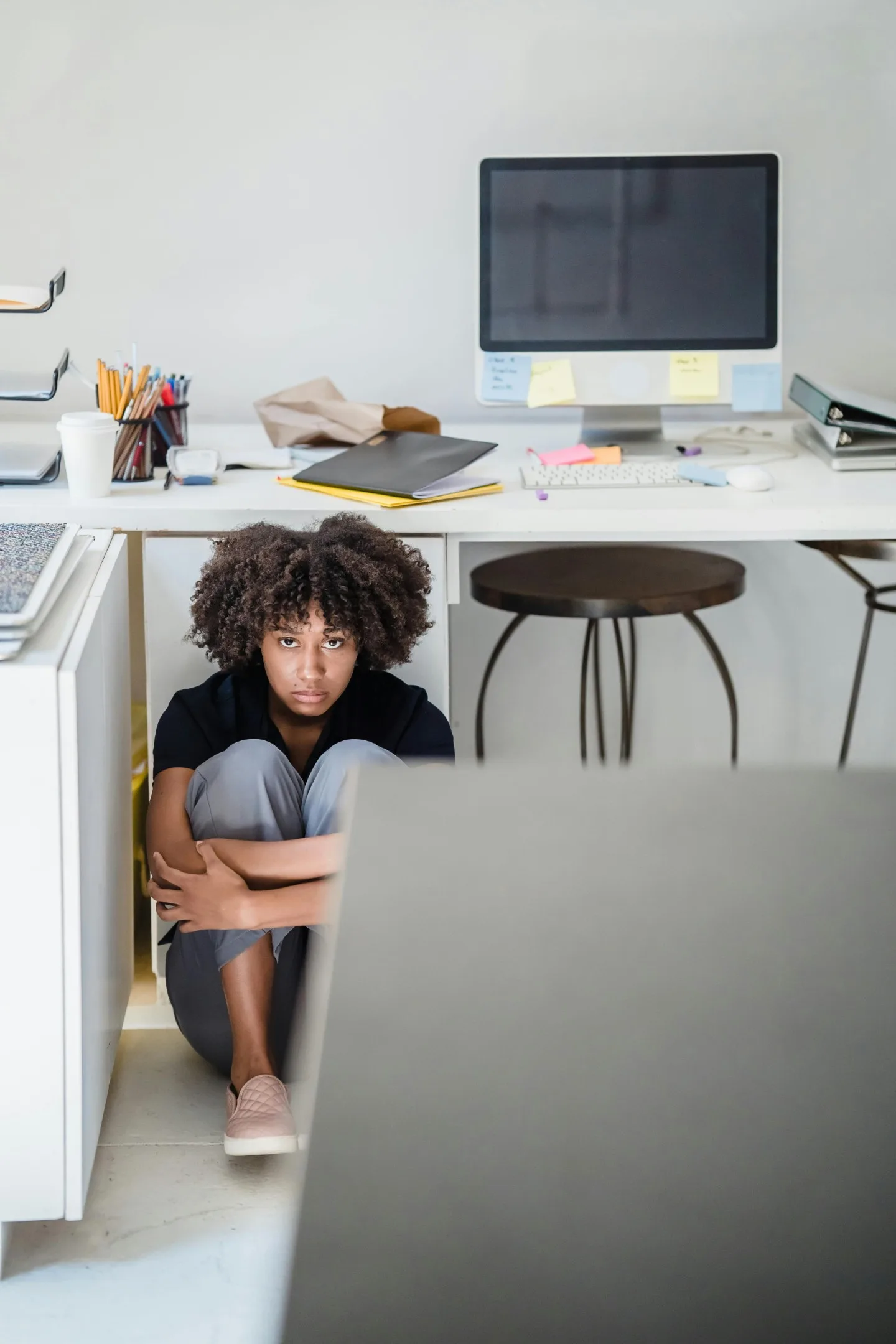 Mitarbeiter versteckt sich bei der Arbeit