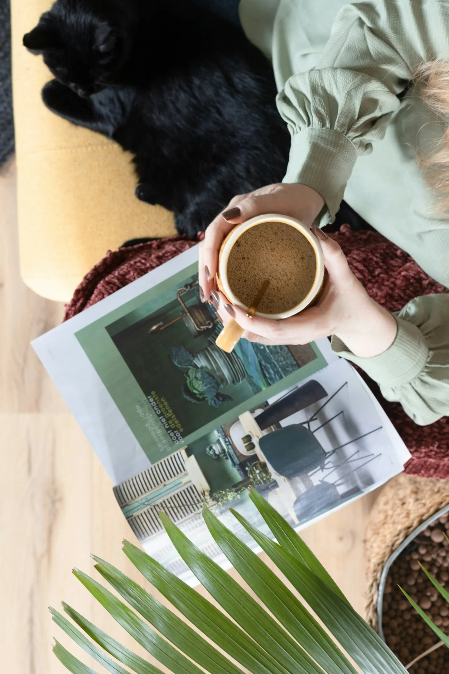 Einen Kaffee trinken und eine Zeitschrift lesen