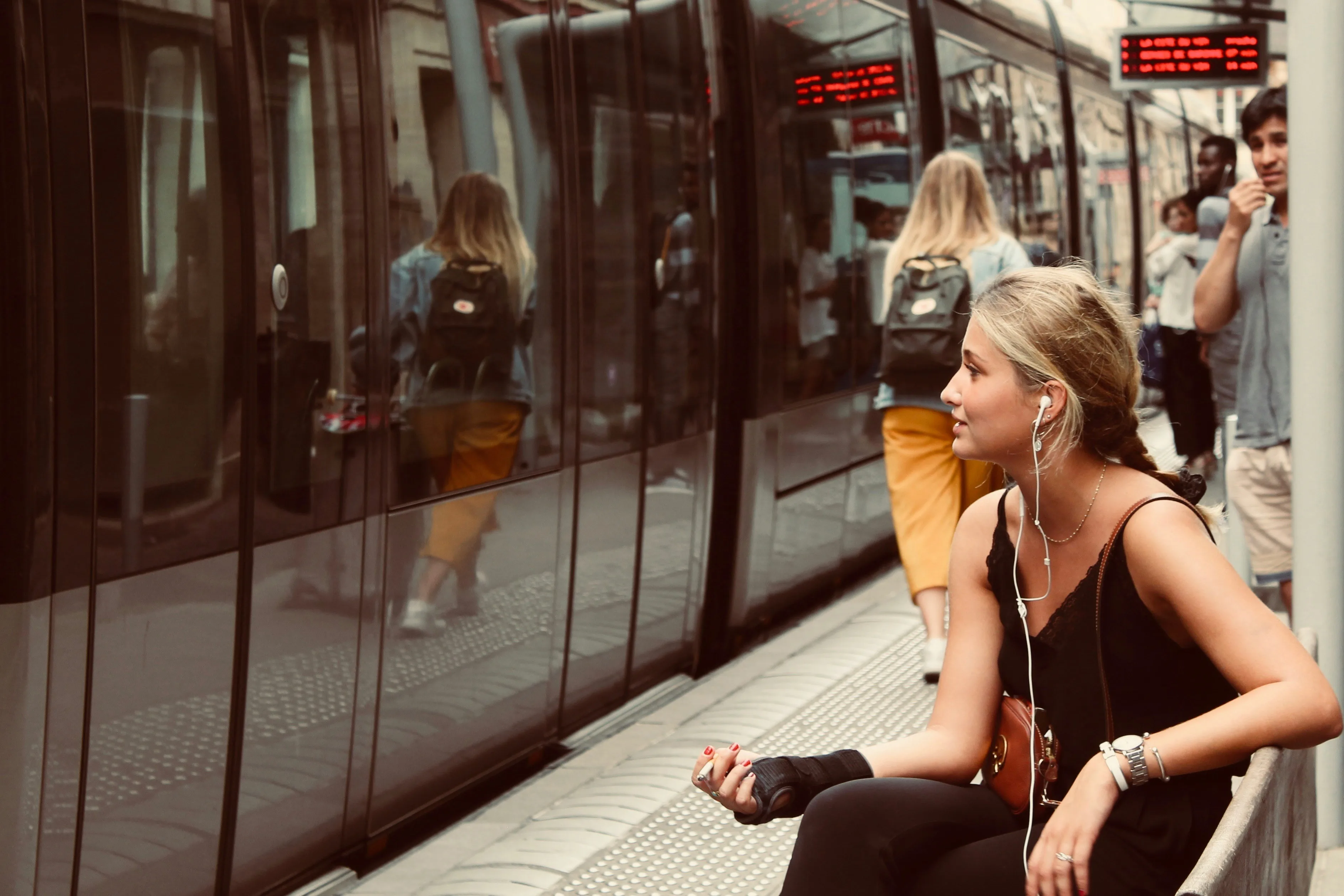 Moteris klausosi muzikos metro stotelėje